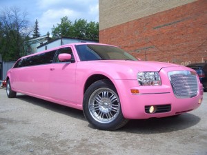 Удобнее всего выбрать лимузин розовый в качестве свадебного автомобиля молодым парам
