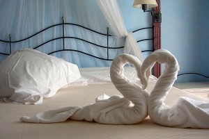 Как украсить спальню, чтобы первая брачная ночь запомнилась задолго