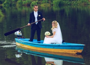 жених и невеста на лодке