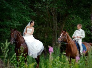 жених и невеста на лошадях
