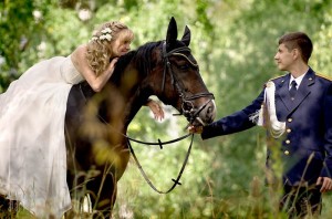 свадебное фото с лошадью