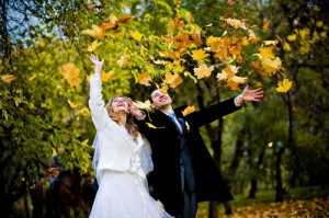 жених и невеста осенью
