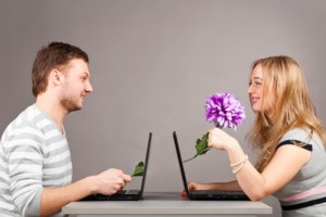 парень и девушка с ноутбуками