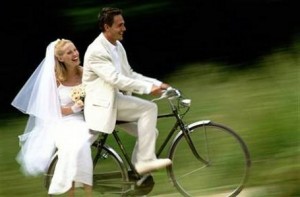 жених и невеста на велосипеде