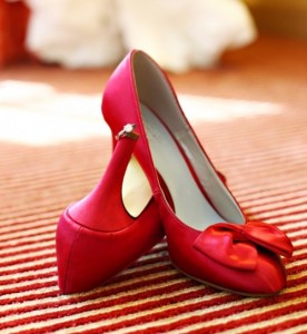 красные свадебные туфли