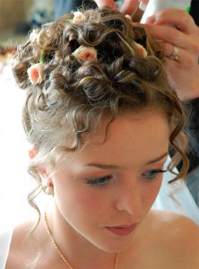 свадебная причёска с живыми цветами